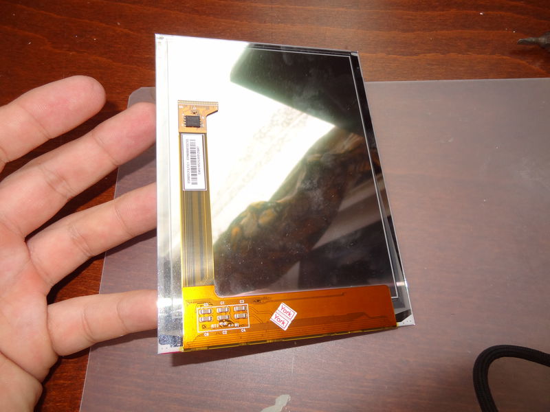 Druhá strana displeje s „flexem“. Při oddělávání „flex“ kabelů se u všech konektorů vyklápí černá část směrem nahoru od tišťáku, nic se
nevysouvá, jak je člověk zvyklý u notebooků.