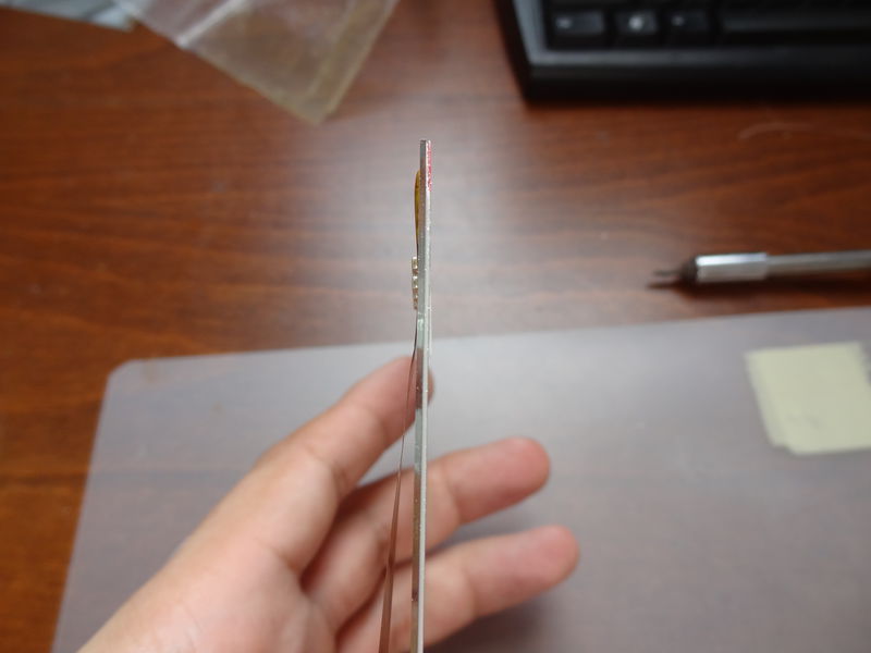 Nový displej při pohledu zboku. Teď už to jen celé složit zpět.