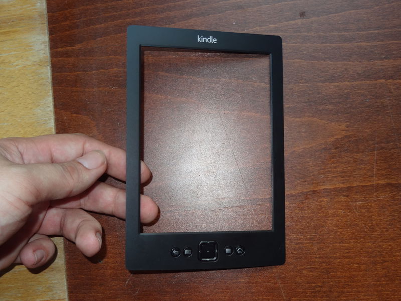 Vrchní kryt, je vidět dílek klávesnice.