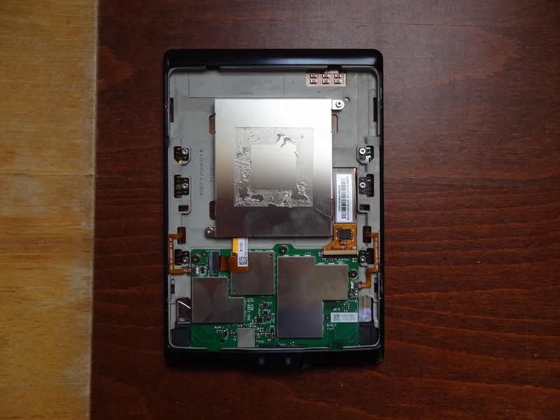 Sundaný zadní kryt. Při sundávání !POZOR!, dá se to udělat odlamovacím nožíkem anebo je lepší si sehnat a naohýbat plíšek dle videí na YouTube. Kryt drží na místech červeně vyznačených. Fota 6 a 7 ukazují zobáček, který je v celku a zobáček který je ulomený. Pokud se tak stane, nevadí. Udrží ho čtyři zobáčky na vrchní a spodní straně - viz následující foto.