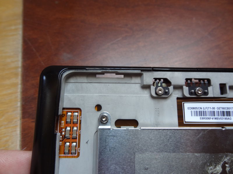 Místa kde drží zadní kryt. U toho tišťáku !Pozor!, zprava je vidět, jak se při sundávání poškodil obvod a díky němu nejde jedna strana tlačítek na obracení.