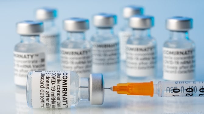 Detail lahviček vakcíny proti covidu Comirnaty