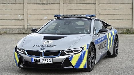 Náhledový obrázek - Policie nabourala testovací BMW za čtyři miliony. Zranil se v něm Kruliš z Hradu