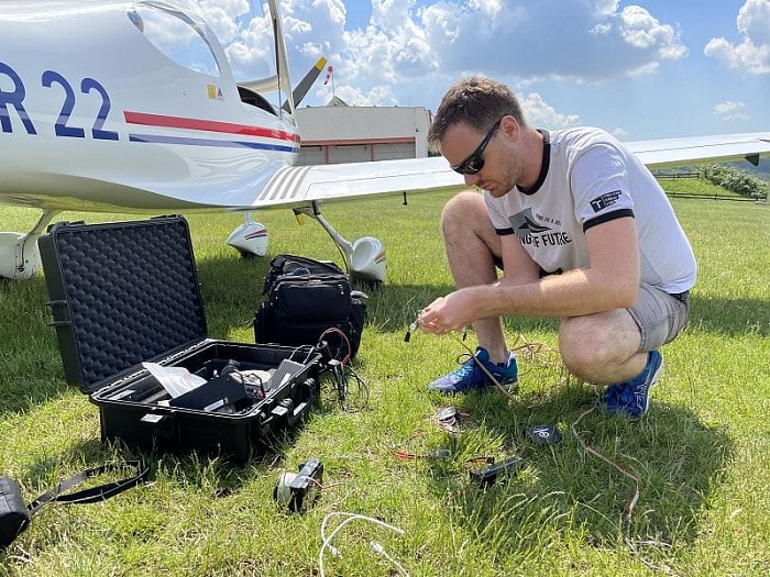 Petr Dvořák chystá techniku (foto Tereza Kadrnožková VUT)