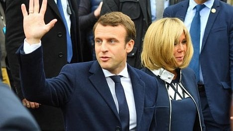 Náhledový obrázek - Macron chce pro manželku vlastní rozpočet. Tisíce Francouzů protestují