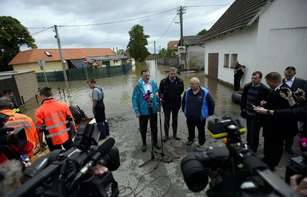 2011-11-povodnc49b-pokrac48dujc3ad-voda-v-mc49blnc3adku-stoupc3a