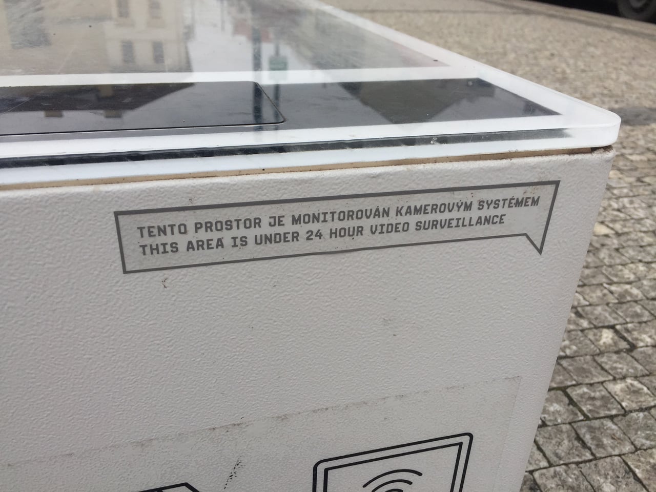 Chytrá lavička Steora v pražském Karlíně