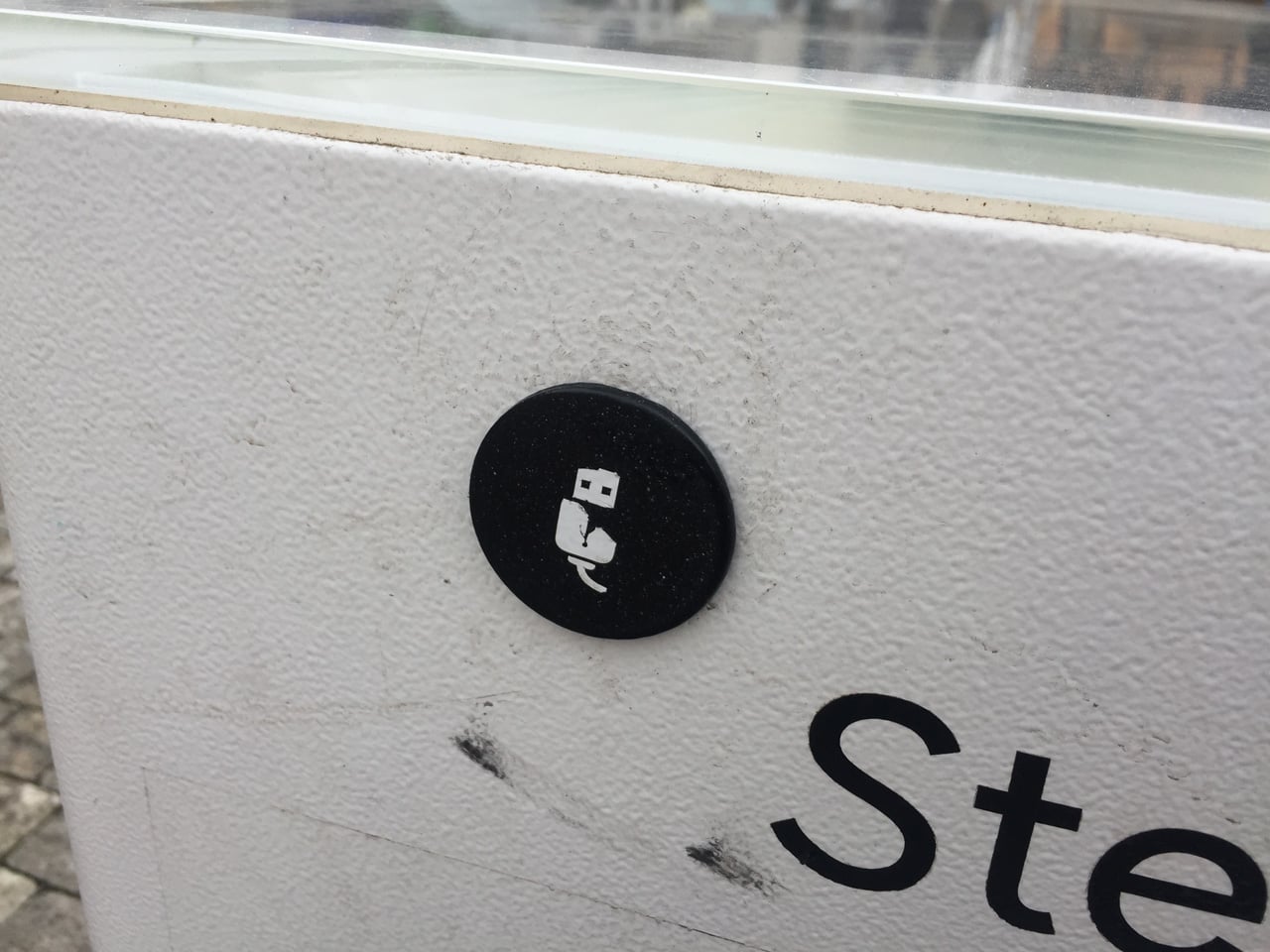 Chytrá lavička Steora v pražském Karlíně