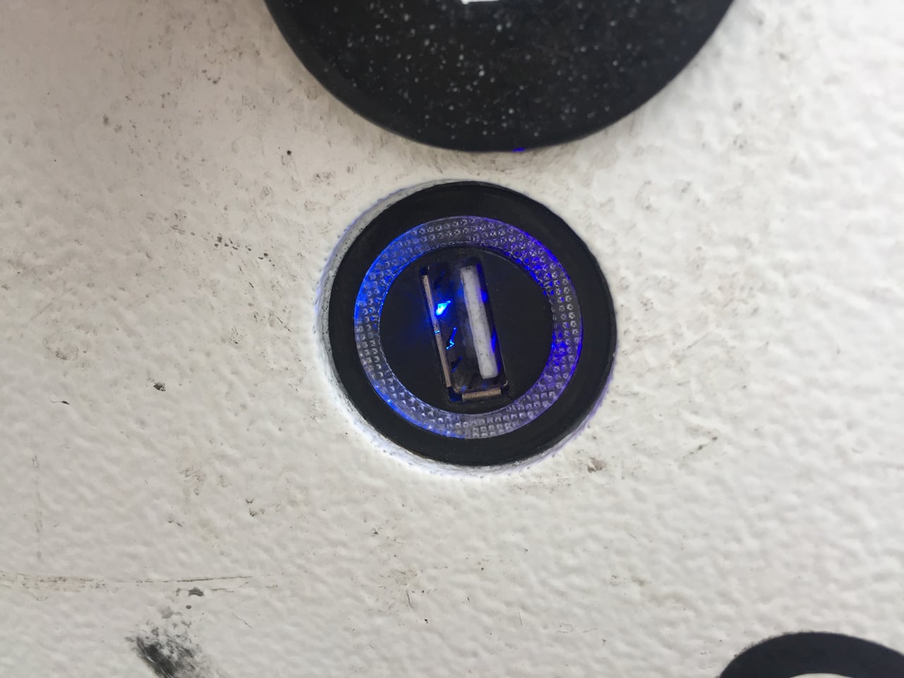 Chytrá lavička Steora v pražském Karlíně