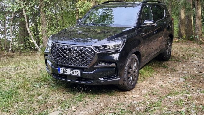 Test: Normální cena, luxusní výbava, poctivý diesel a odolná technika. Rexton je i po téměř deseti letech na trhu pořád stará škola v nejlepším slova smyslu