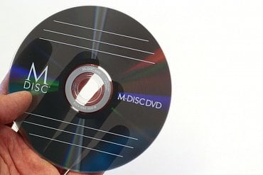 M-Disc poněkud klame vzhledem – je totiž částečně průhledný. To k "superodolnému" médiu příliš nesedí.