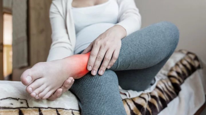 Oteklé dolní končetiny mohou mít všelijaké příčiny - od banálních stavů po závažná onemocnění. Otoky způsobuje mimo jiné i dlouhé sezení.