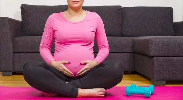 V těhotenství jsou otoky běžné kvůli kolísající hladině estrogenu a progesteronu, která může způsobit sníženou cirkulaci v nohou. Kvůli hormonům se oteklé končetiny občas objevují i během menstruace.