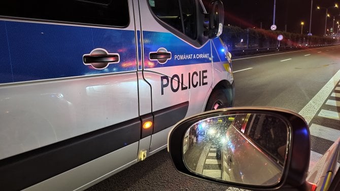 Ilustrační fotografie. Kolona taxíků vedle policejních vozů na ulici Místecká v Ostravě během festivalu Beats for Love. (03. 07. 2026)