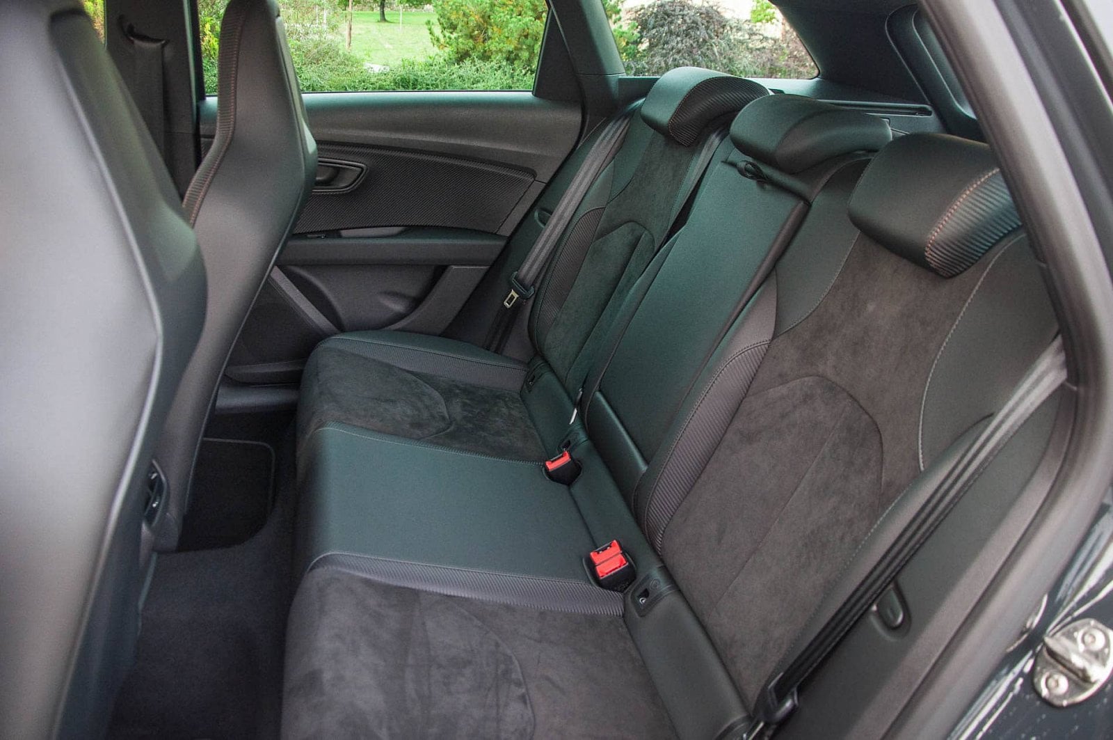 2019-11-seat-leon-cupra-r-st-22-of-39.jpg