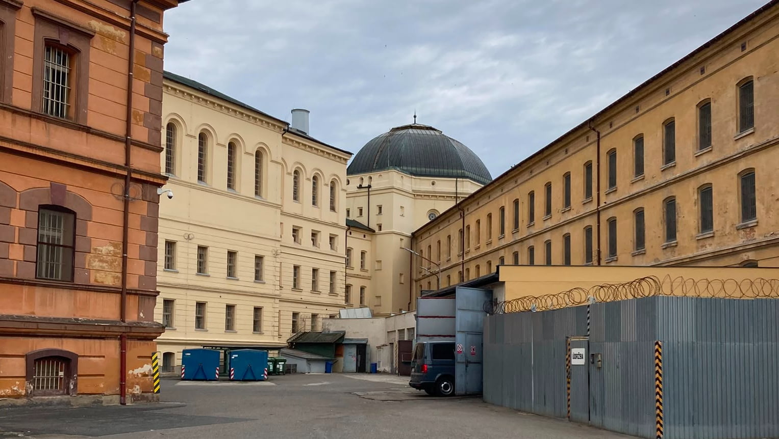 Trestanci ve Věznici Plzeň vyrábějí letecké součátsky