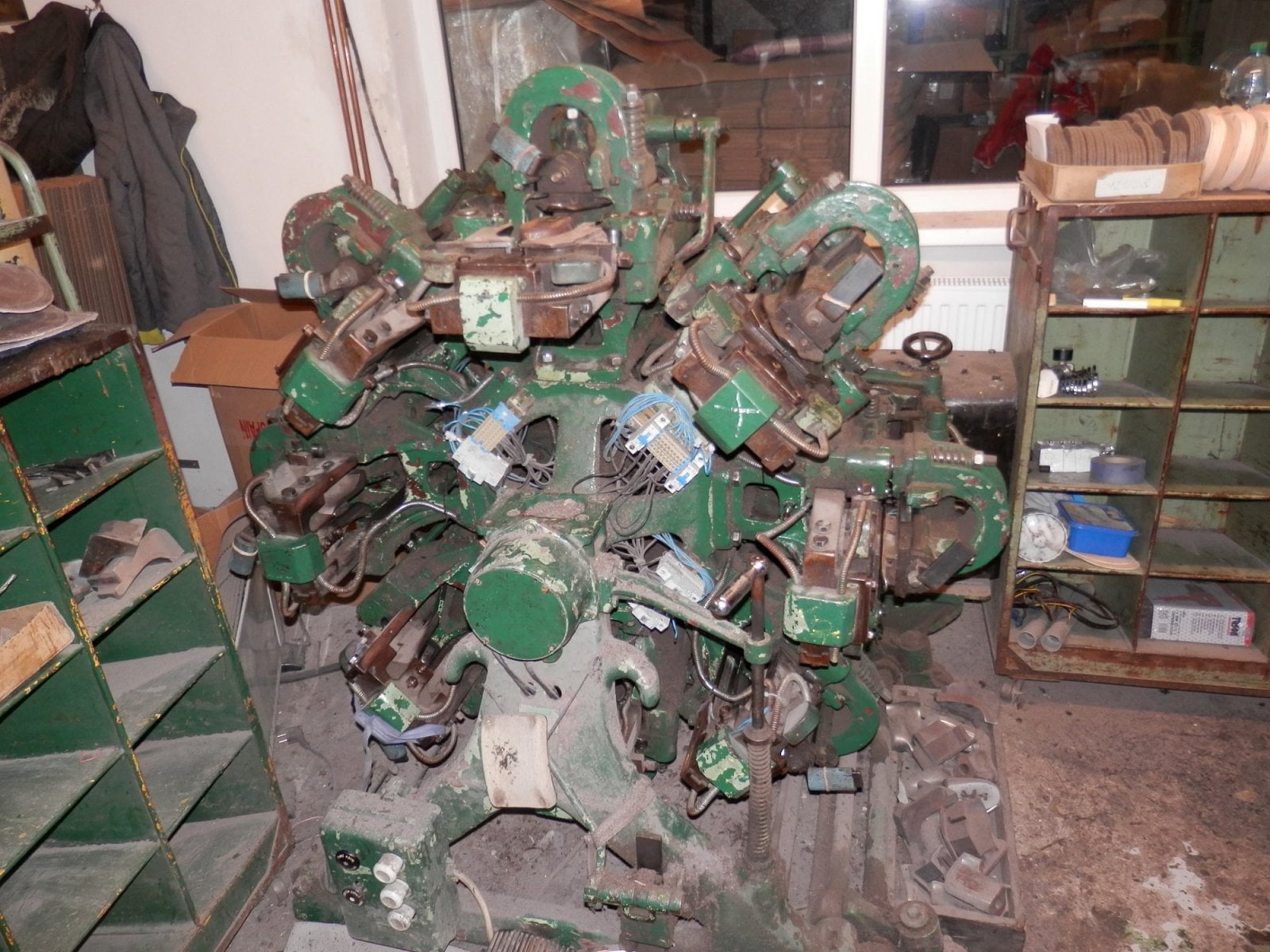 Pohled na obuvnický stroj