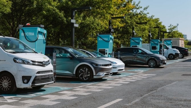 Aby nabíjení elektromobilů bylo rychlejší. Francouzská Electra vstupuje do Česka, první dobíjecí stanice zde otevře již příští rok