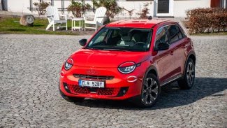 Náhledový obrázek - Šestistovka je zpátky. Fiat uvedl na český trh novodobý model 600. Kromě elektromobilu přichází i tříválec