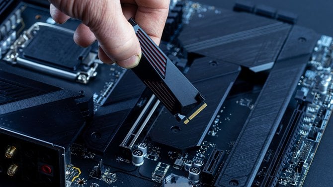 člověk instaluje M.2 NVMe SSD do moderního konektoru základní desky, čímž demonstruje montáž počítačového zařízení v procesu.