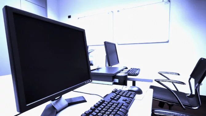 kancelář s monitorem