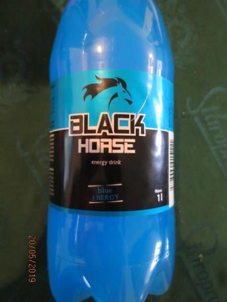 Falšované potraviny - BLACK HORSE energy drink, blue ENERGY. Výrobek obsahoval několikanásobně méně vitamínu B6 a vitamínu B2, než bylo uvedeno na obale.