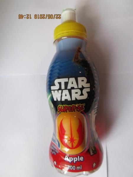 Falšované potraviny - STAR WARS SURPRISE APPLE - Ovocný nápoj se sladidly, obohacený vitamíny C, B6 a B12. Obsah vitamínu C ve výrobku byl podstatně nižší, než bylo uvedeno na obale. Spotřebiteli byly poskytnuty zavádějící informace o složení výrobku.