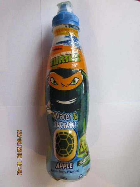 Falšované potraviny - TURTLES Water & SURPRISE APPLE - Nesycený nealkoholický nápoj s vitamíny, cukrem a sladidly. Obsah vitamínu C ve výrobku byl pod mezí detekce laboratorní metody. Spotřebiteli byly poskytnuty zavádějící informace o složení výrobku.