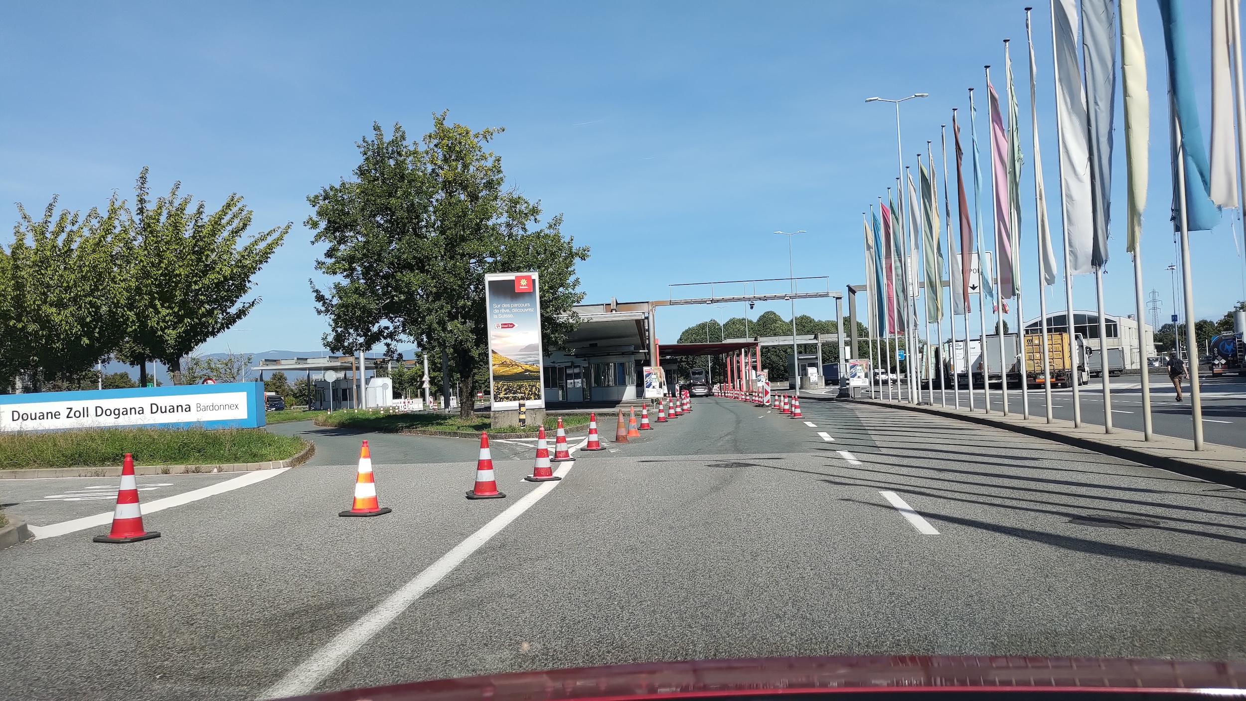 Hraniční přechod Saint-Julien-en-Genevois (F) - Perly-Certoux (CH). (17. 09. 2025)