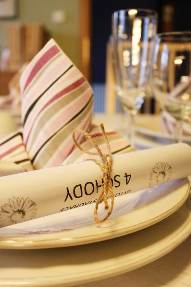 Takto se vaří a stoluje v bytové restauraci 4 schody.