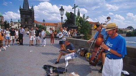 Náhledový obrázek - Z pražských ulic zmizí plyšoví maskoti a bublináři, umělci budou moci hrát na hoboj nebo pikolu