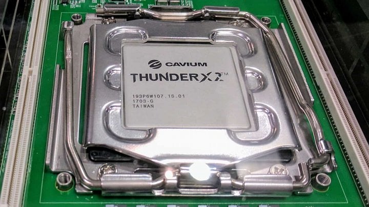 Procesor Cavium ThunderX2 v socketu, zdroj: ServeTheHome