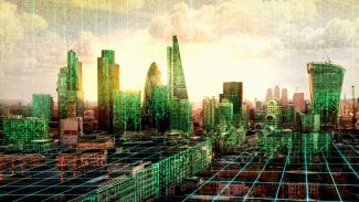 Pohled na City of London s maticovým konceptem a digitálními spojeními. Virtuální propojenost města. Panoráma finanční čtvrti s maticovým pozadím oblohy v zelené barvě.