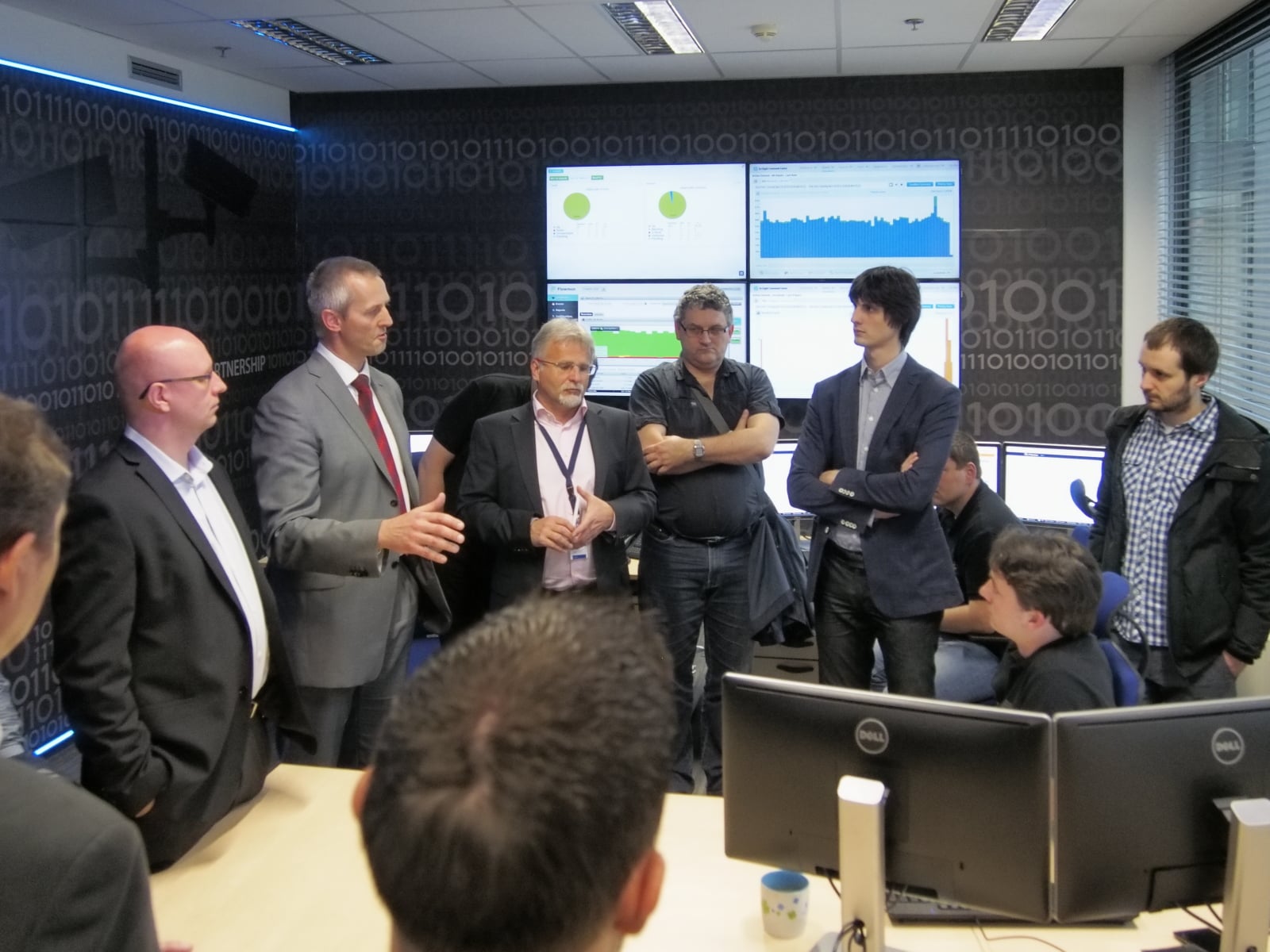 V šedém obleku vlevo Vladimír Rohel, ředitel Národního centra kybernetické bezpečnosti