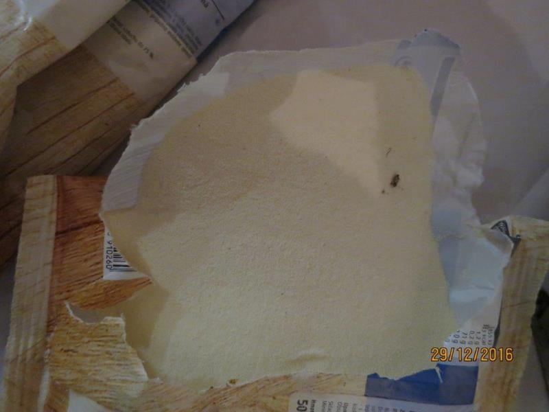 Vinh Cao Thanh, Bílina-Teplické Předměstí: JEMNÁ KRUPIČKA - na vnější straně obalů i uvnitř části balení byl zjištěn výskyt škůdců a stopy po jejich činnosti - pavučinky, larvy molů. Potravina měla prošlé datum minimální trvanlivosti.