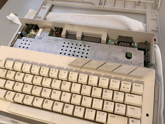 Autor: Michal Tauchman, podle licence: <a href="http://creativecommons.org/licenses/by-sa/4.0/deed.en">CC BY-SA 4.0</a> Počítač s odstraněným vrchním krytem.