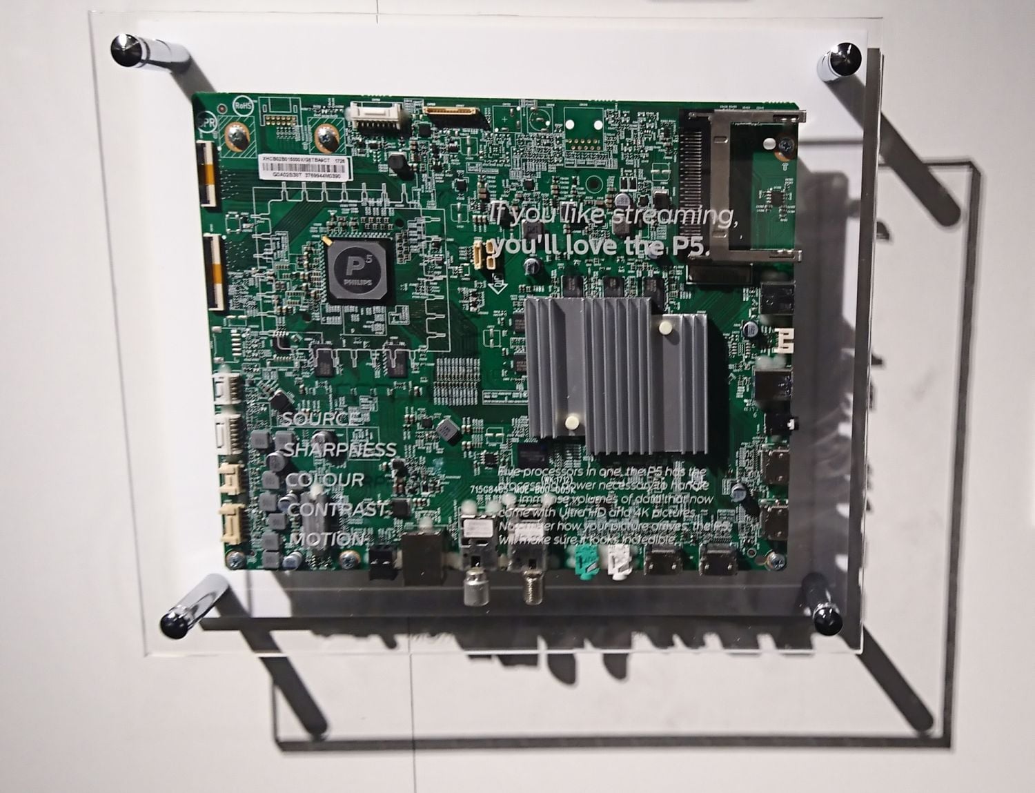 Obrazový procesor Philips P5 najdete od série 7 (7000). Všimněte si výrazného pasivního chladiče.