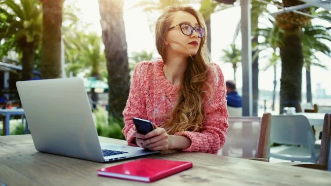 1.3.25 (1x) Žena, podnikatelka, počítač, eshop