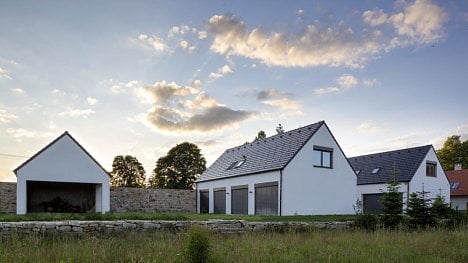 Náhledový obrázek - Postavili statek, kde místo dobytka stojí veteráni. Stempel &amp; Tesař architekti navrhli v jižních Čechách moderní verzi venkovské usedlosti