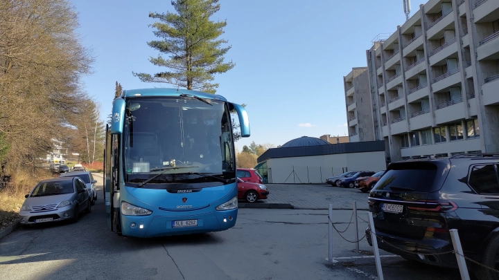 Autor: Dalibor Z. Chvátal Za to, že jedete autobusem, vám někteří moc rádi zaplatí. Jen musíte sedět na správné sedačce. Bardejovské Kúpele, 17. 3. 2024.