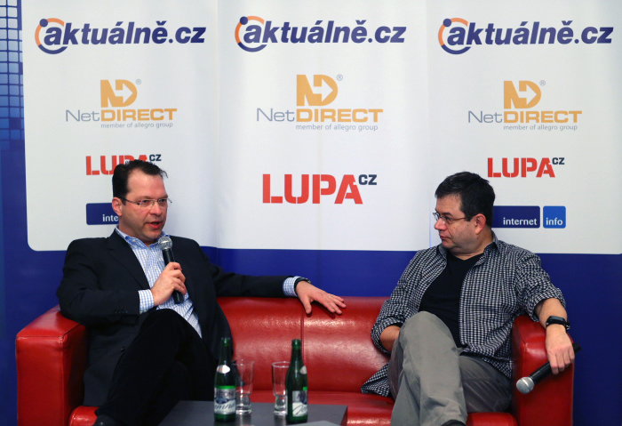 Vlevo Andreas Demuth, vpravo Petr Koubský, na pohovce v NetClubu