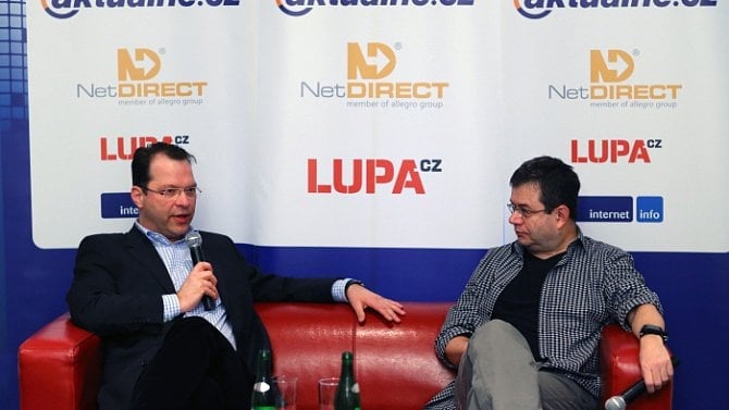 Vlevo Andreas Demuth, vpravo Petr Koubský, na pohovce v NetClubu