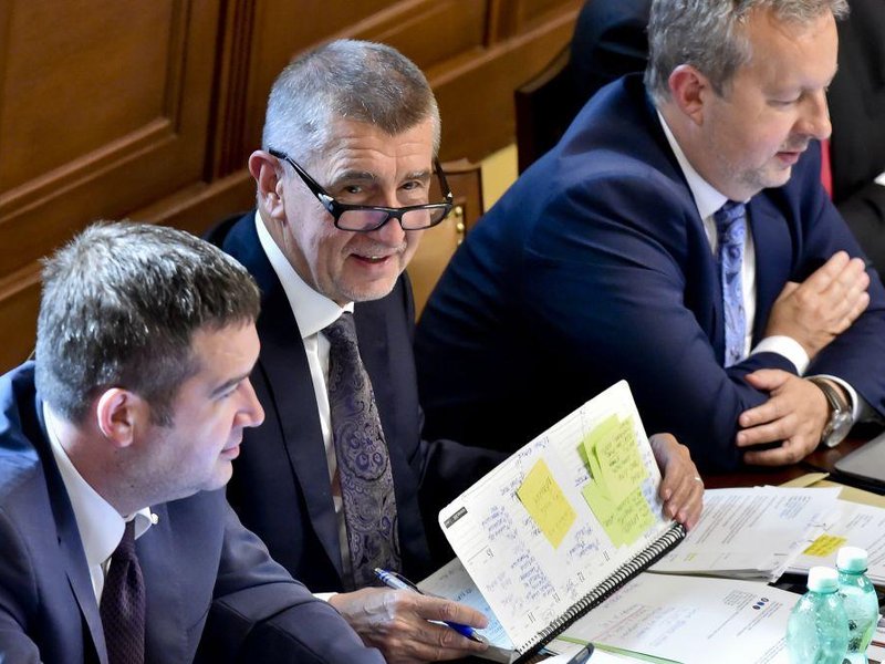 Předseda ČSSD a místopředseda vlády Jan Hamáček, premiér Andrej Babiš a ministr životního prostředí Richard Brabec