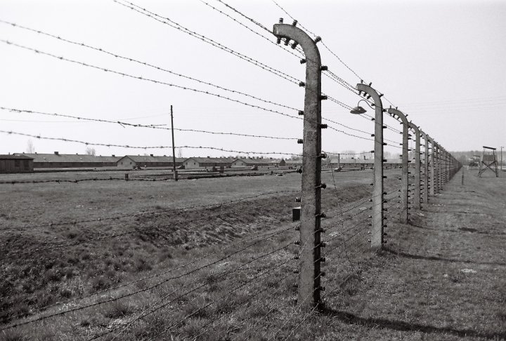 Plot v táboře Březinka, oddělující ubykace od vlakové rampy