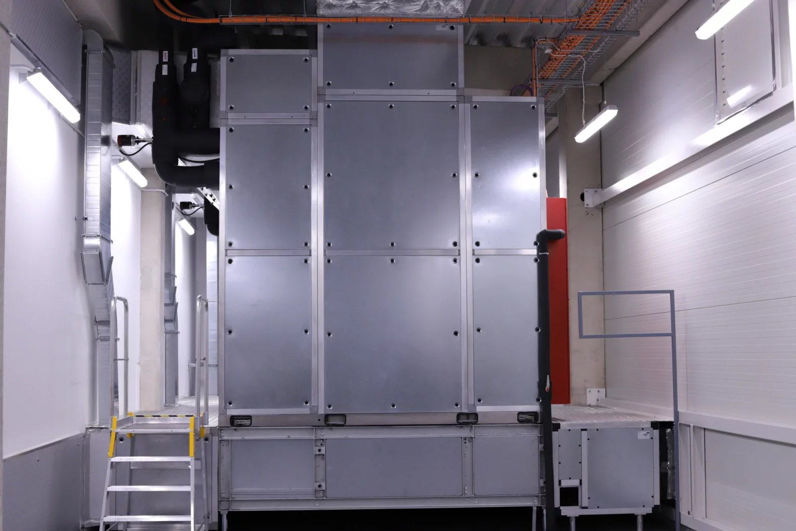 Chlazení v DC7 zajišťují klimatizační jednotky, které se nacházejí v místnostech přilehlých ke každému sálu. Datacentrum využívá nepřímý freecooling s adiabatickým dochlazováním. Venkovní vzduch se dochlazuje ve dvou výměnících. K dochlazování se používá dešťová voda, kterou datacentrum sbírá do podzemních jímek. Adiabatika se používá při teplotách nad 14 stupňů, nižší teploty zvládá čistě freecooling. Při teplotách nad 28 stupňů se zapíná kompresorové dochlazování.