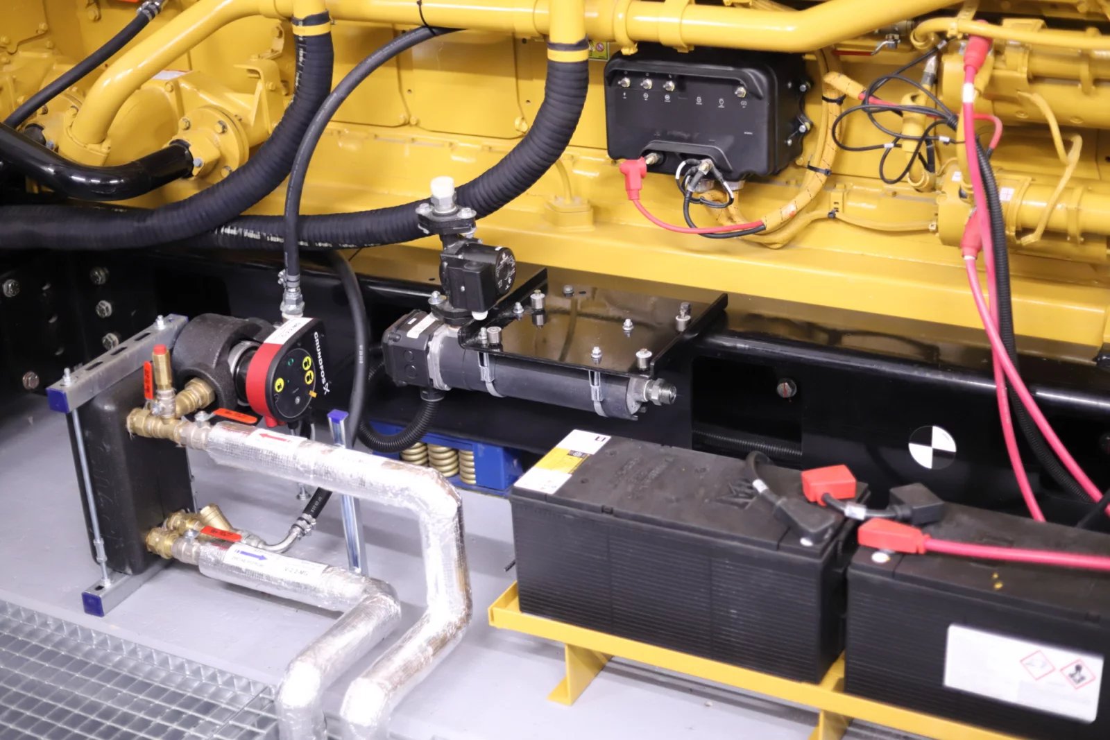 Při plném standardním výkonu diesel spotřebuje asi 200 litrů nafty za hodinu, při přetížení, které je možné zapnout maximálně na 60 minut, až 500 litrů nafty za hodinu.