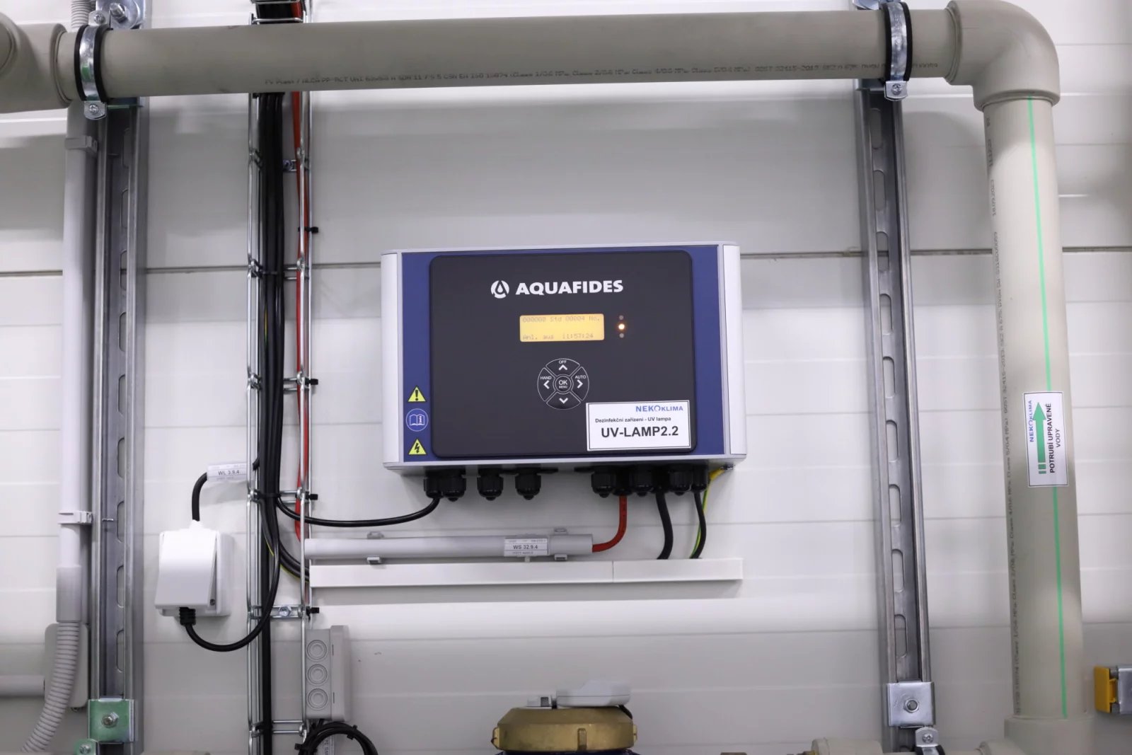 O zničení případných mikroorganismů ve vodě se starají UV lampy.
