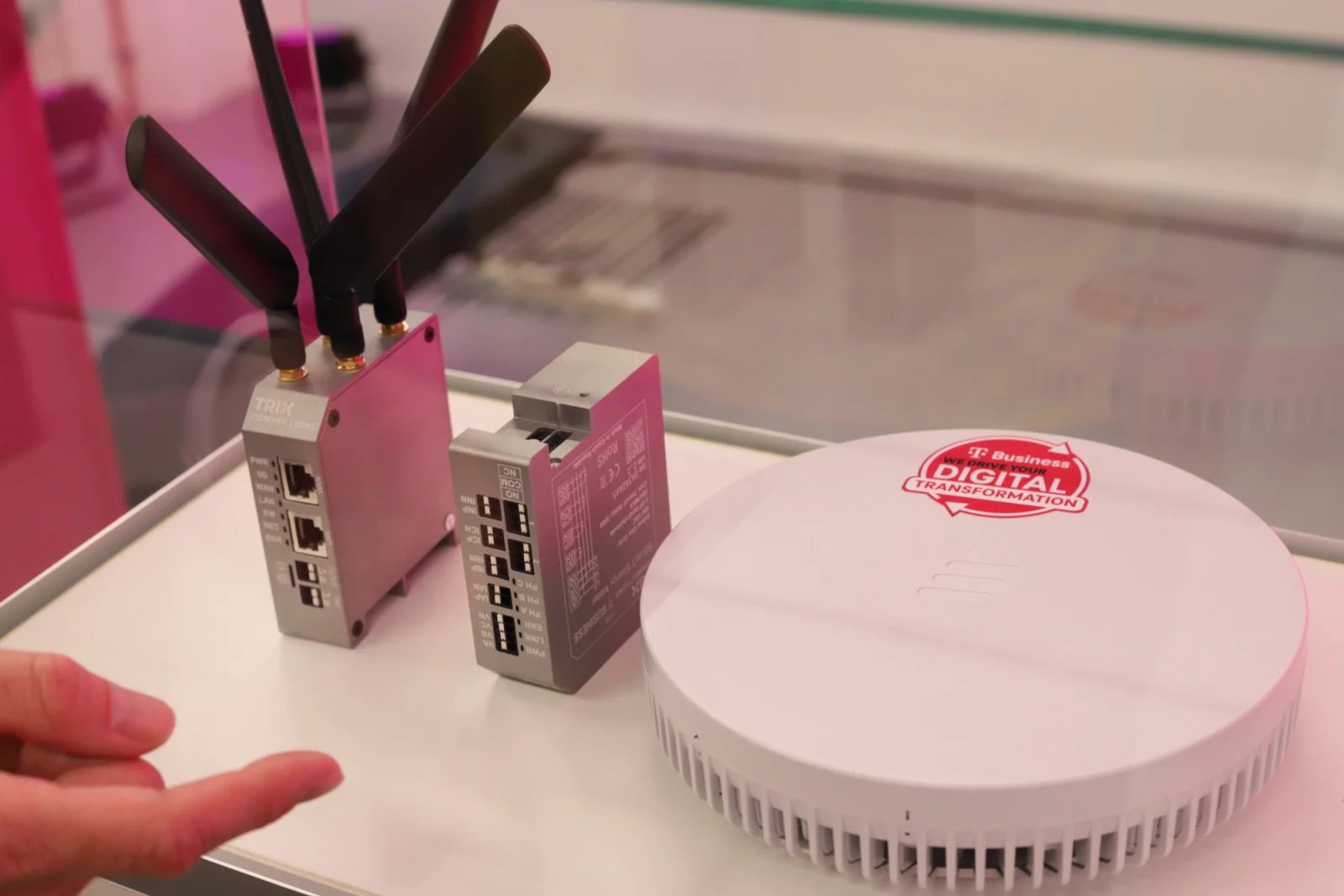 T-Mobile v DC7 testuje zařízení startupu Trix Connections, což je spin-off CIIRC ČVUT. Jde o průmyslový 5G router, který je rozšiřitelný o další moduly. Jeden (na snímku) slouží například k připojení senzorů pro odečet spotřeby elektrické energie. Do dalšího modulu lze napojovat IoT senzoriku, ať jde o analogová, nebo digitální čidla. Data se nahrávají do big data platformy.