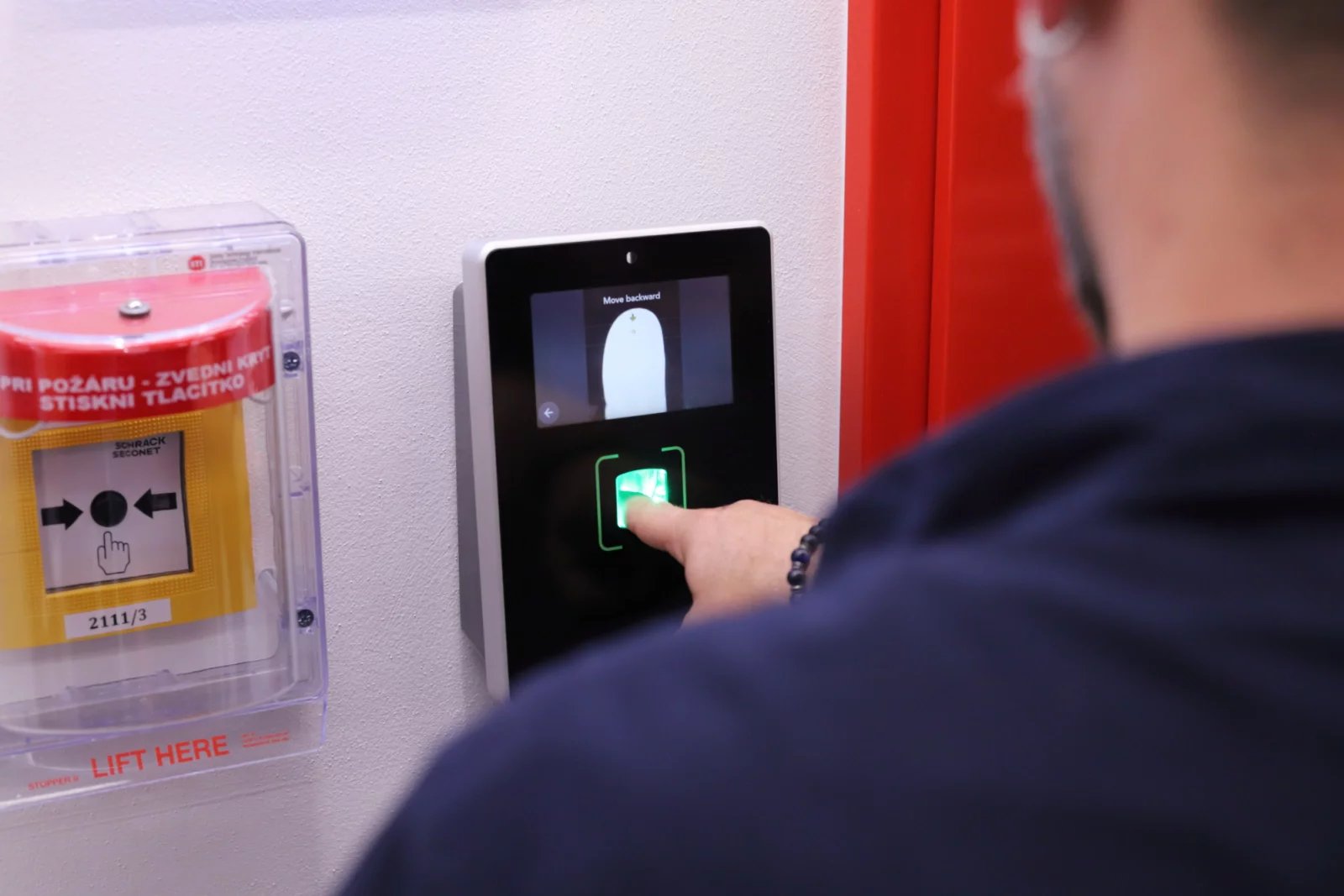 Autorizace vstupu do prostor datacentra je zajištěna skenery otisků prstů.