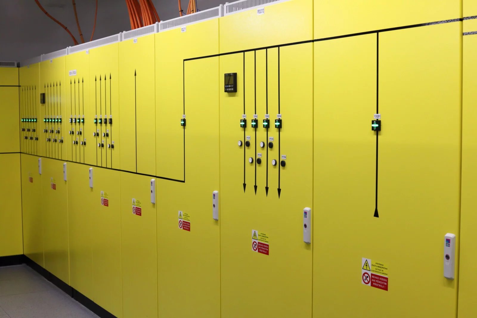 Nové křídlo zahrnuje dvě nové rozvodny.